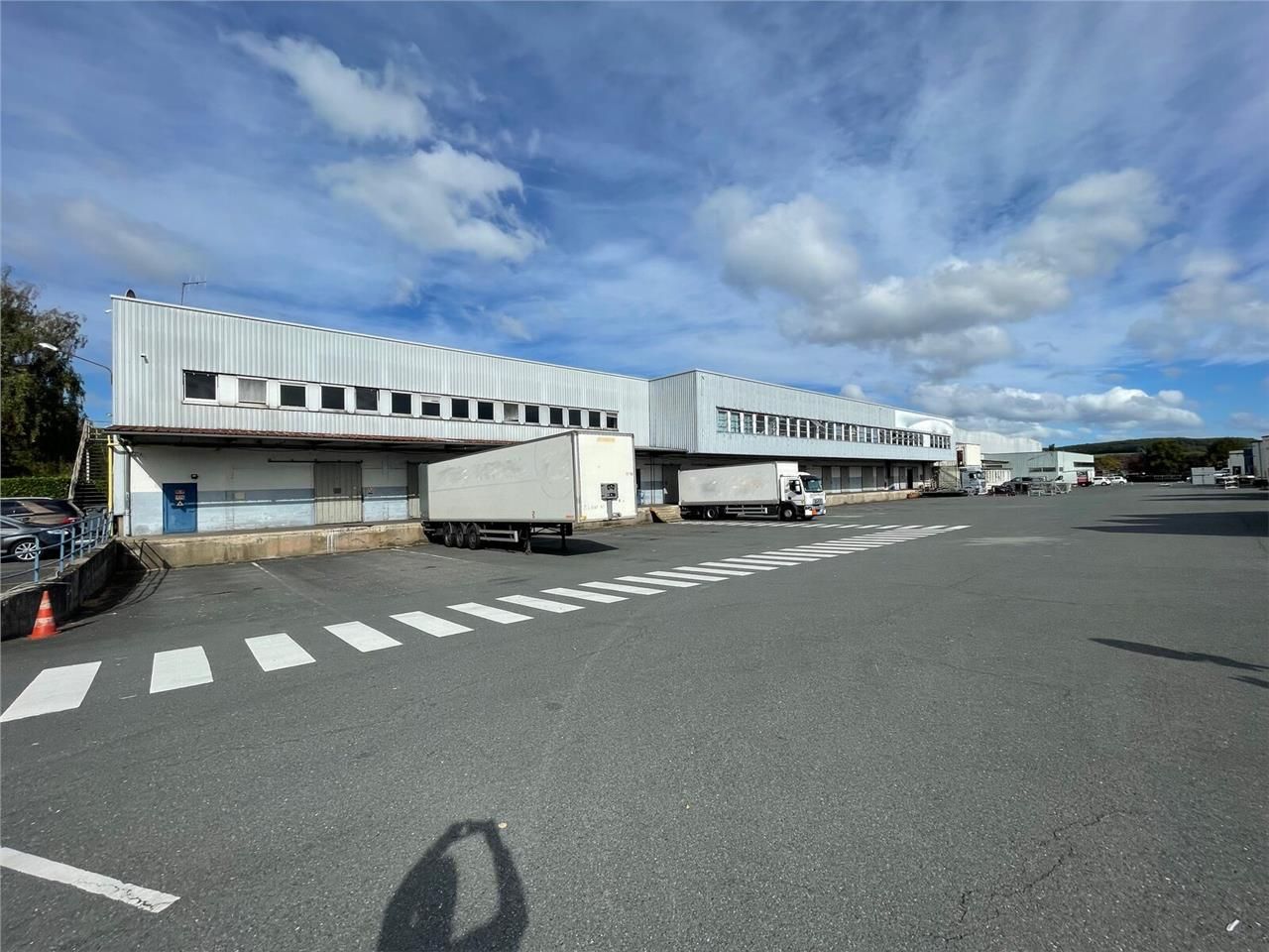 Entrepôt de stockage de 3 500 m2 avec quai filant