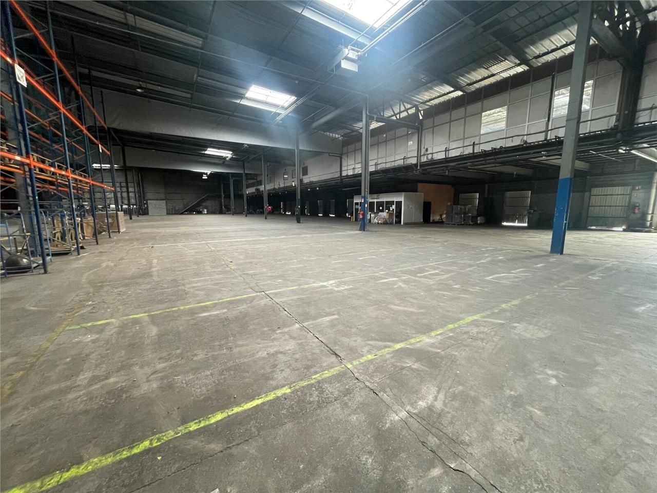 Entrepôt de stockage de 3 500 m2 avec quai filant