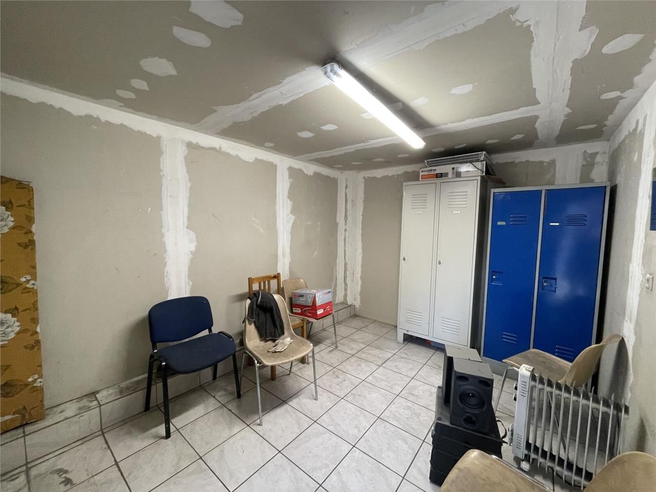 Entrepôt offrant une grande surface et disposant 