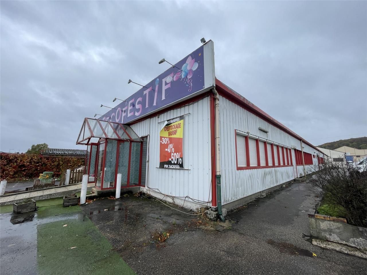 Local commercial avec parking privatif bénéfician