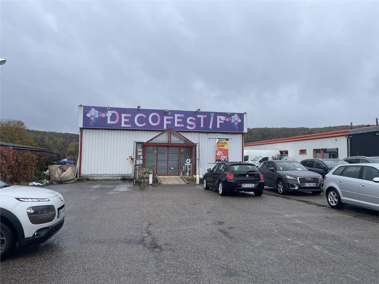 Local commercial avec parking privatif bénéfician