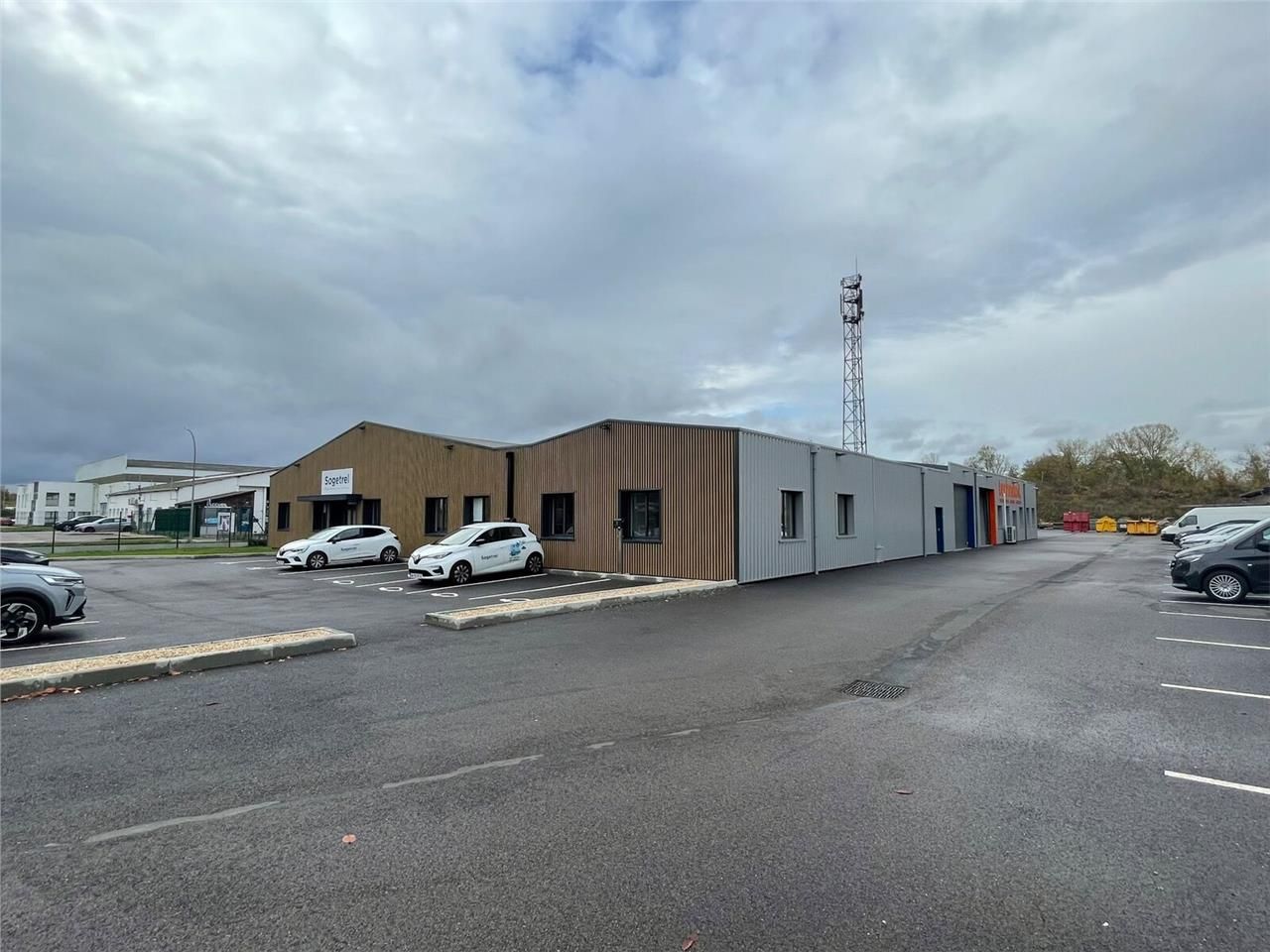 A Louer - Local d'activité d'environ 710 m2