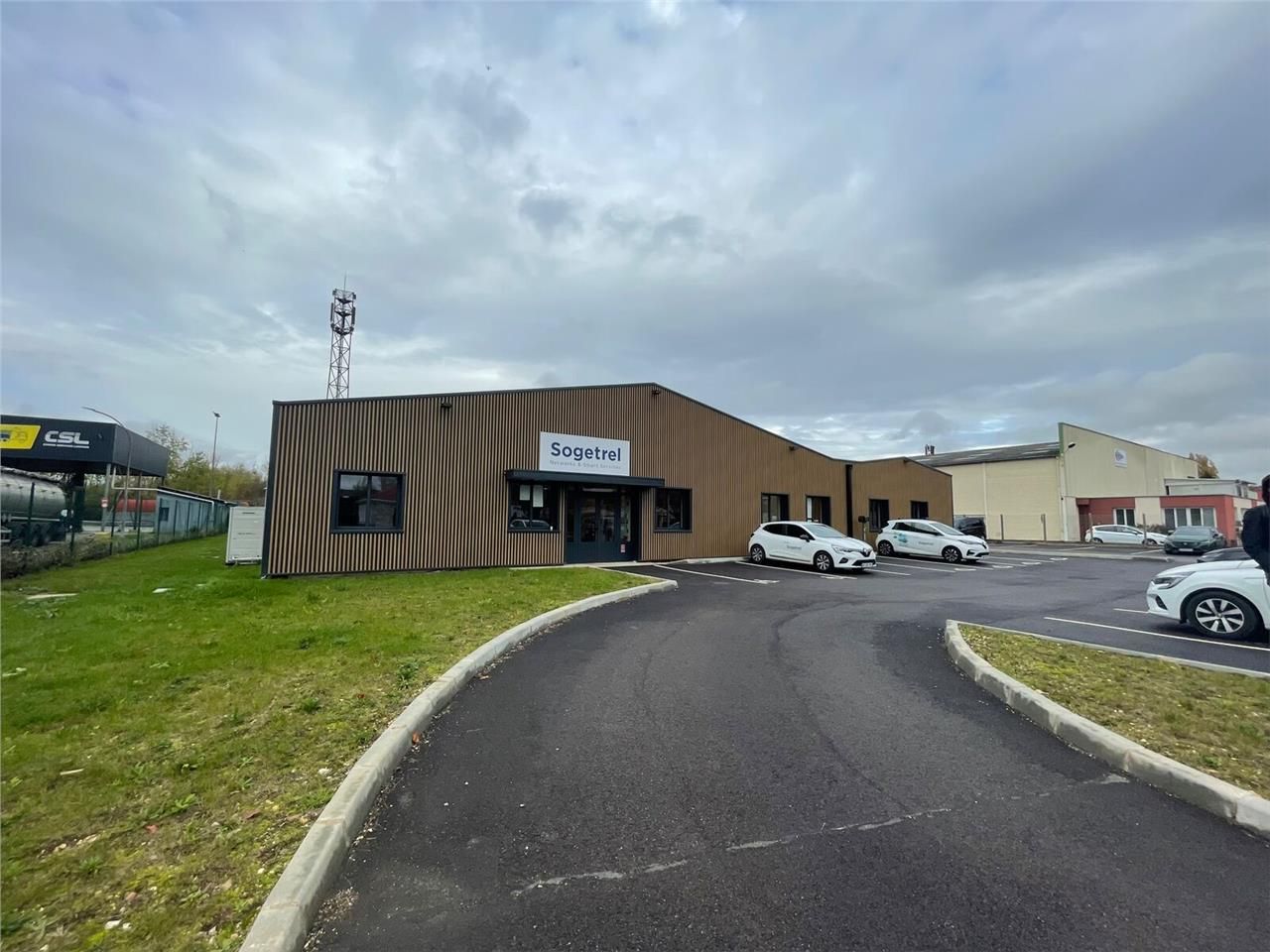 A Louer - Local d'activité d'environ 710 m2