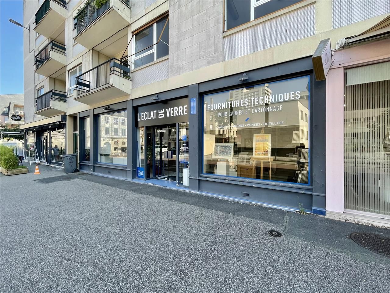 Emplacement privilégié, bureaux lumineux.