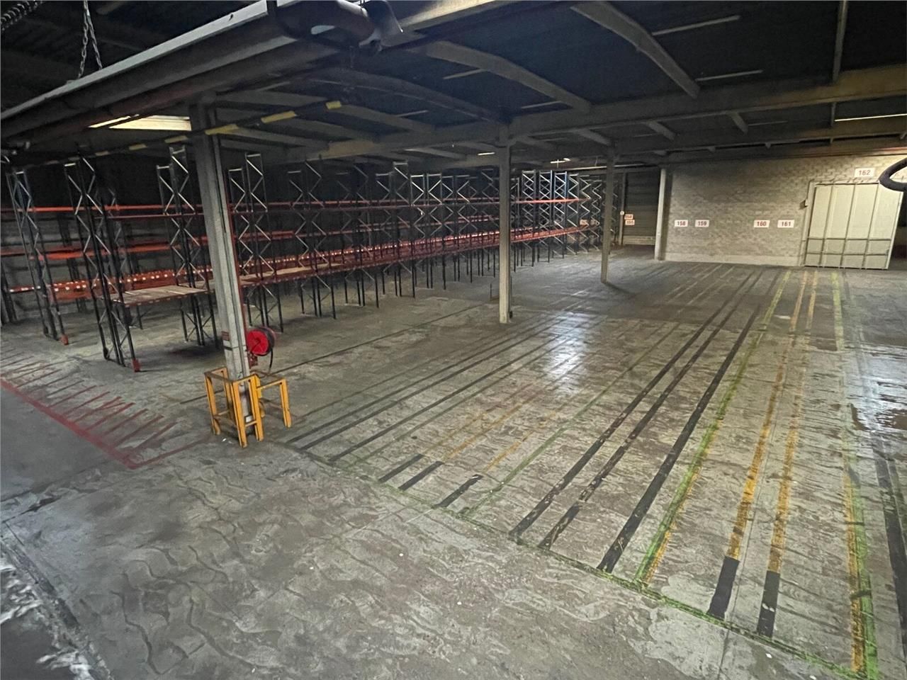 Situé en bordure de l'A13, un ensemble d'entrepôt