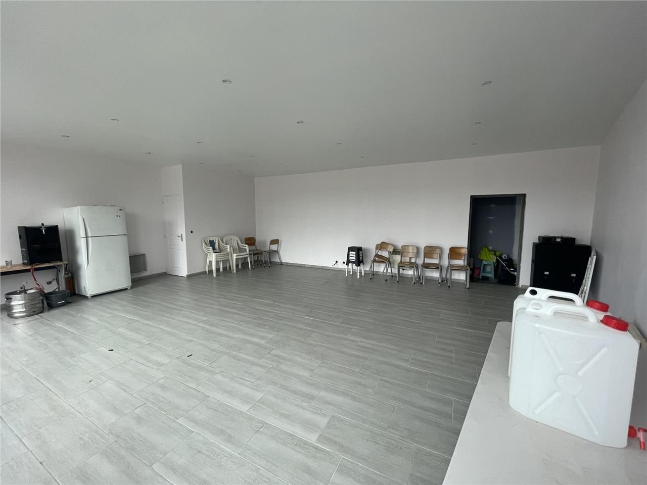 Local bureau ou commerce d'environ 70 m2 à louer.