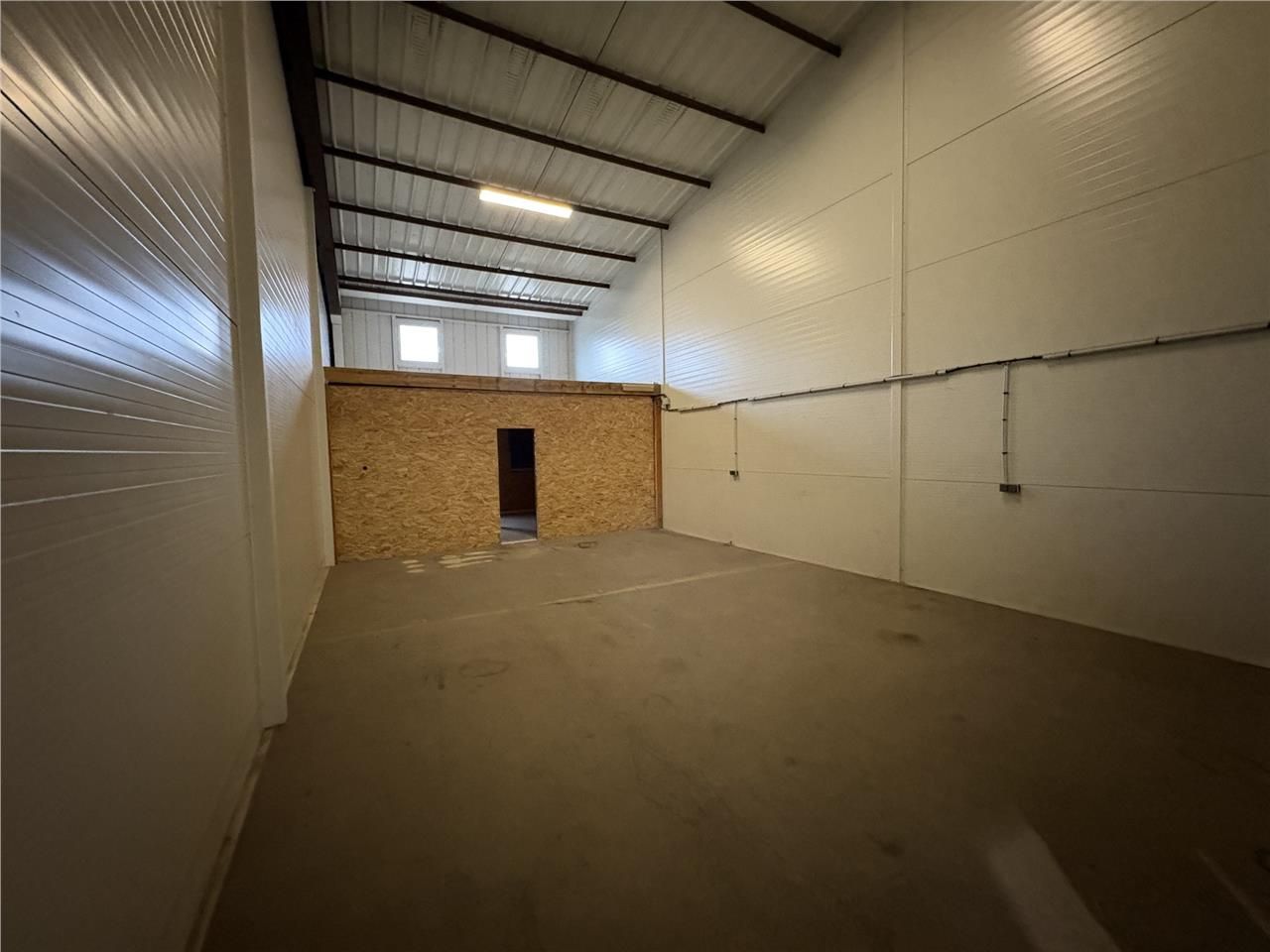 LOCATION  CELLULE D'ACTIVITÉS / STOCKAGE DE 85 M2