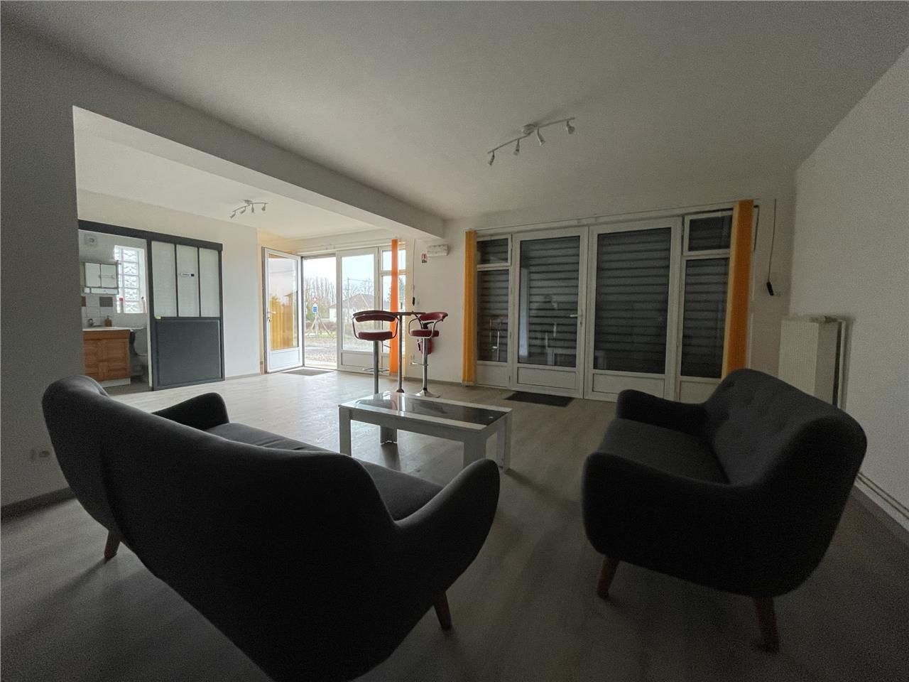 LOCATION - BUREAUX - 69 m2 - A LOUER - BRESLES  P