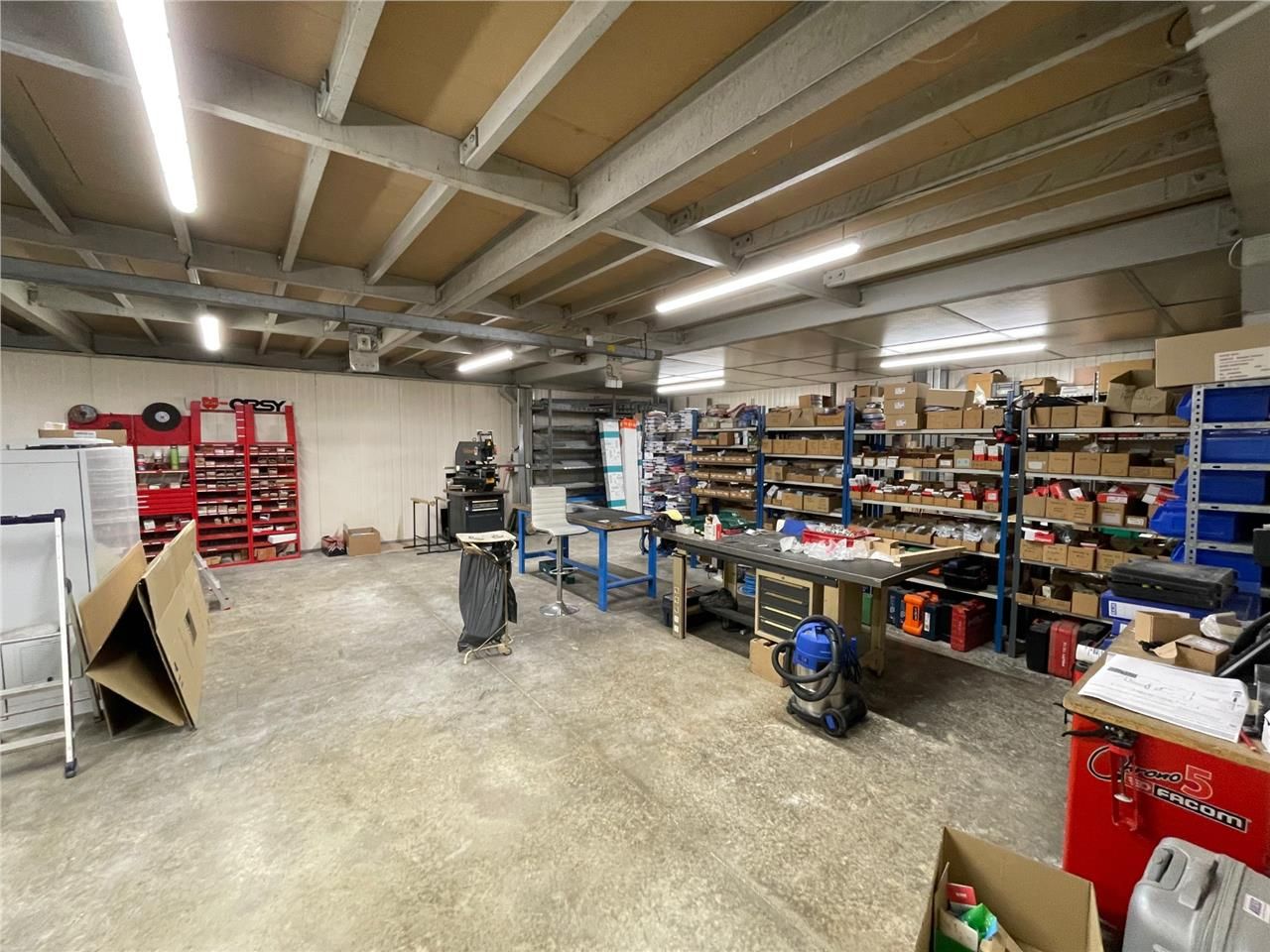 IMMEUBLE D'ACTIVITÉ DE 686 M2 DIVISIBLES À PARTIR