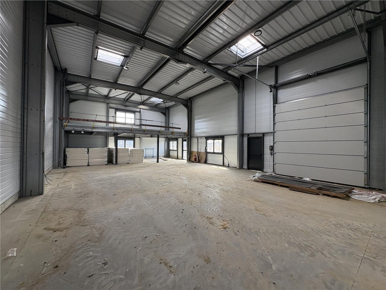 LOCATION  CELLULE D'ACTIVITÉ 227 M2  Secteur COMP