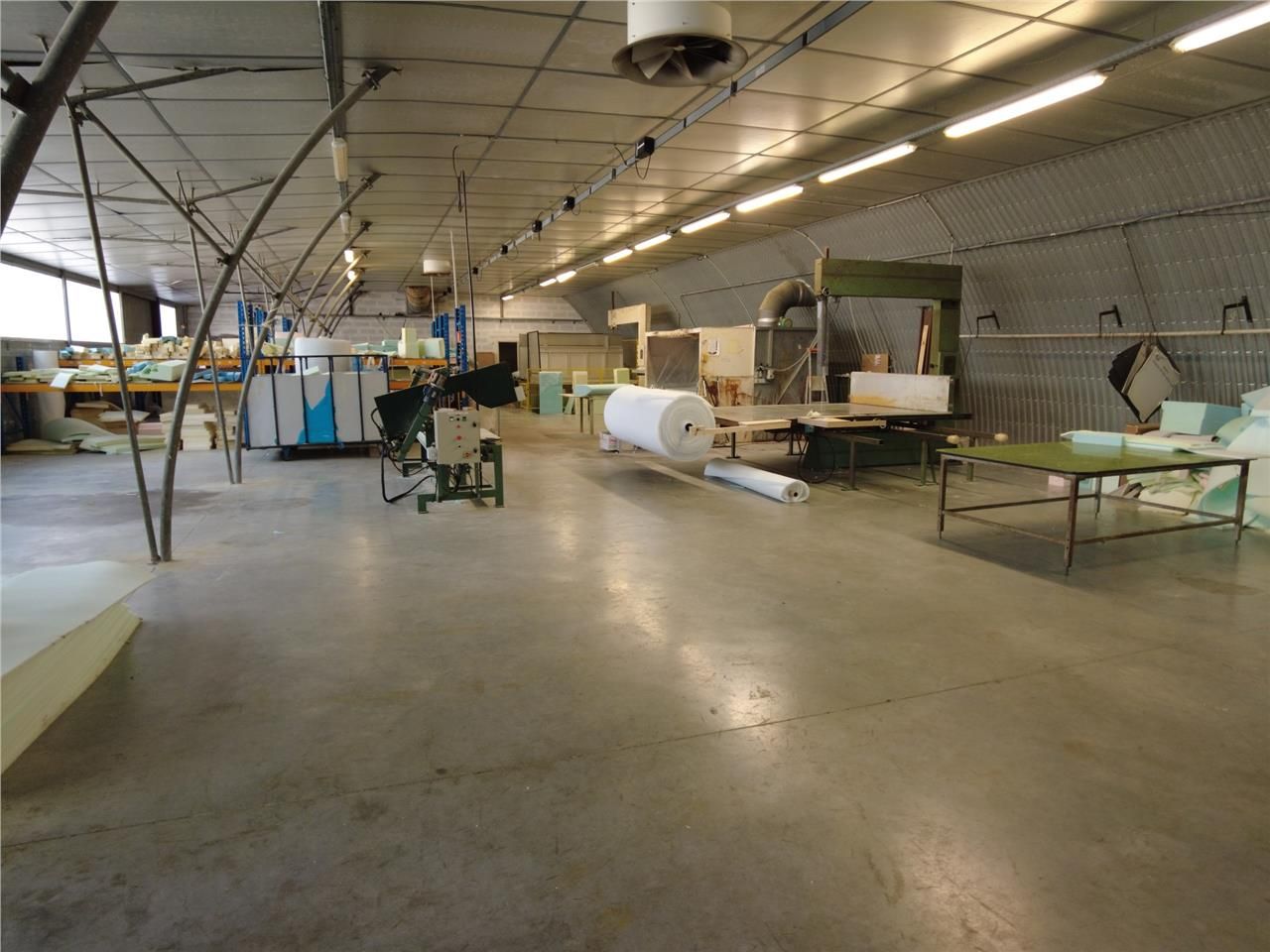 Au sein d'un ensemble industriel, ARTHUR LOYD vou