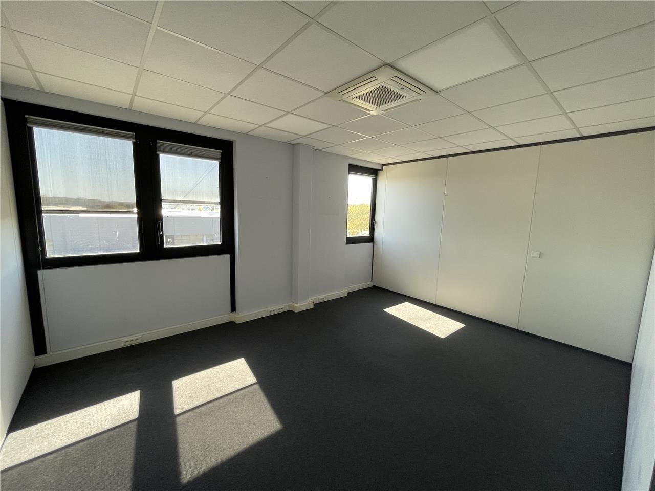 BUREAUX À LOUER 335 M2 - EMPLACEMENT PRIME COMPIE