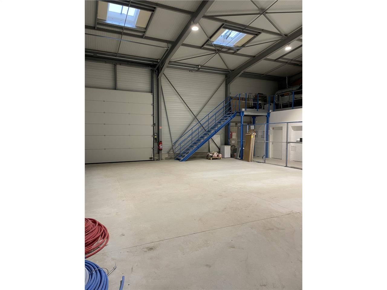 À VENDRE - LOCAL ATELIER / STOCKAGE + BUREAUX CRE