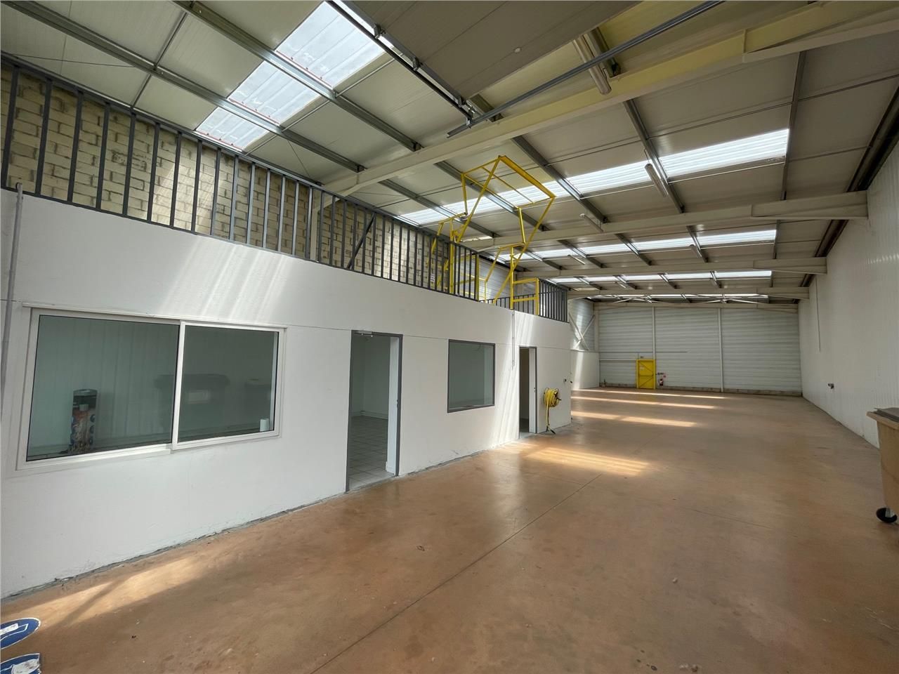 LOCAL D'ACTIVITÉ -  À LOUER - PROCHE A1  ARTHUR L