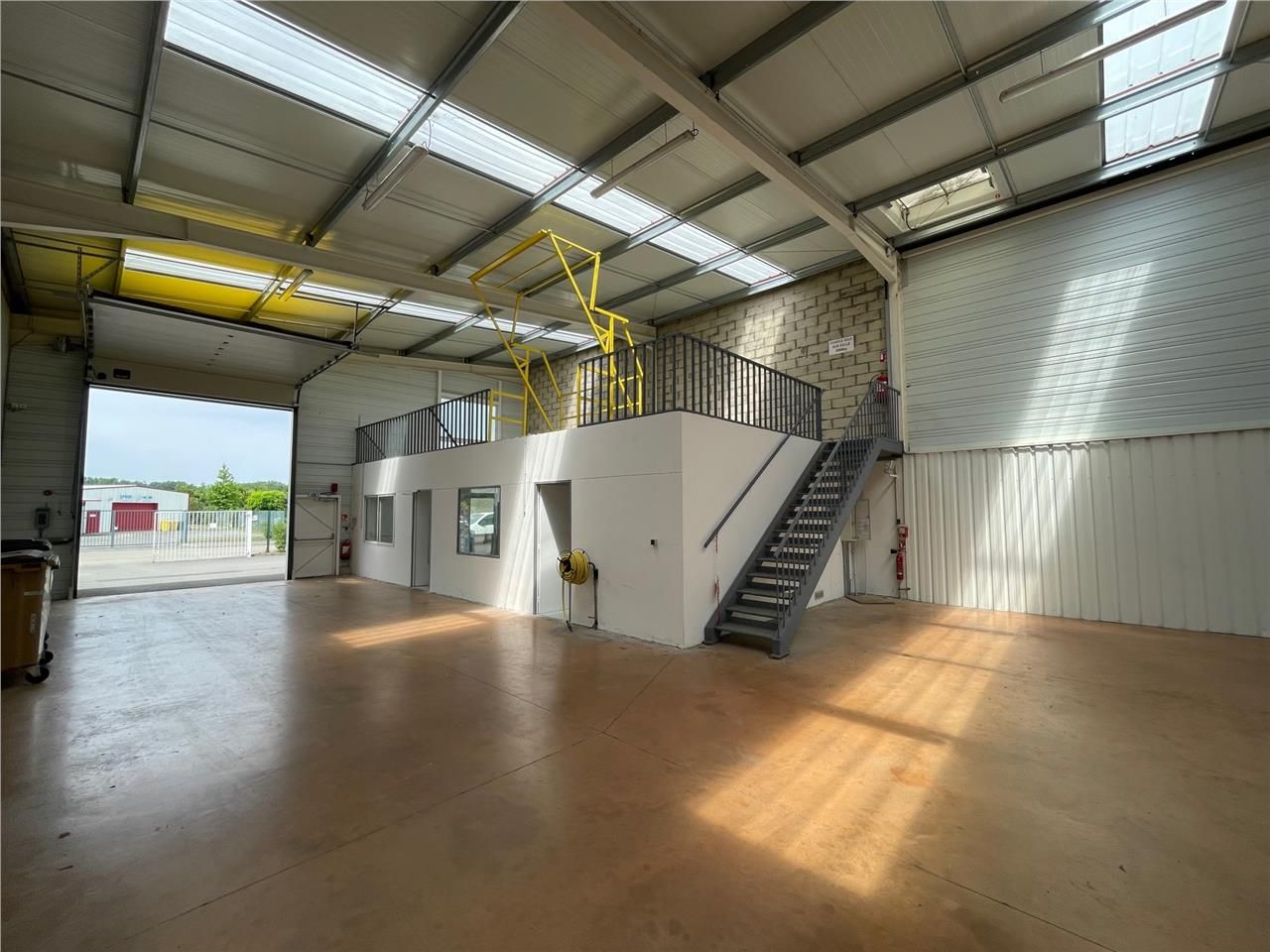 LOCAL D'ACTIVITÉ -  À LOUER - PROCHE A1  ARTHUR L