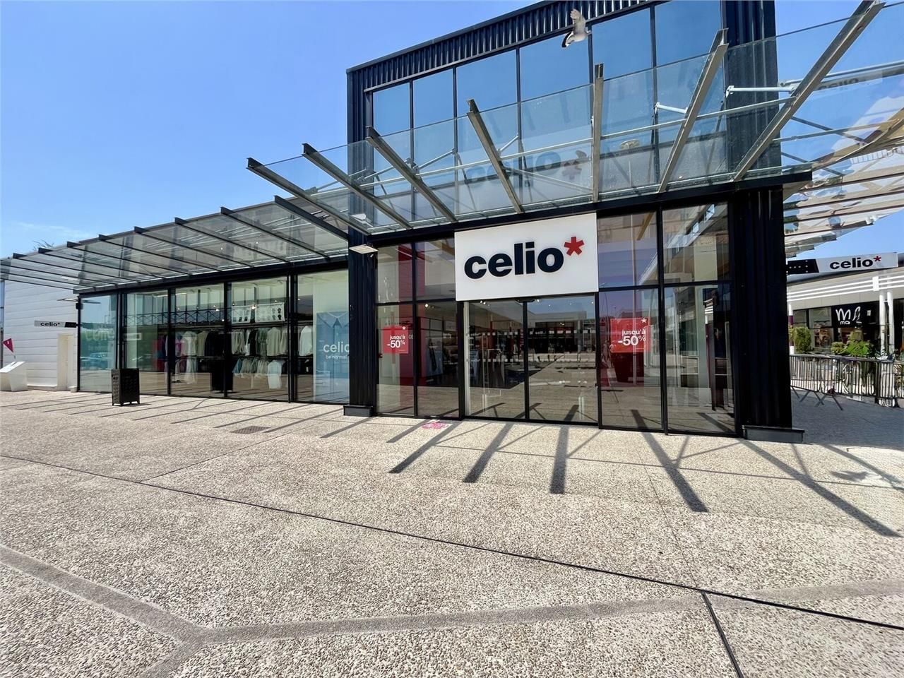 A LOUER - LOCAL COMMERCIAL 347 M2 EMPLACEMENT PRE