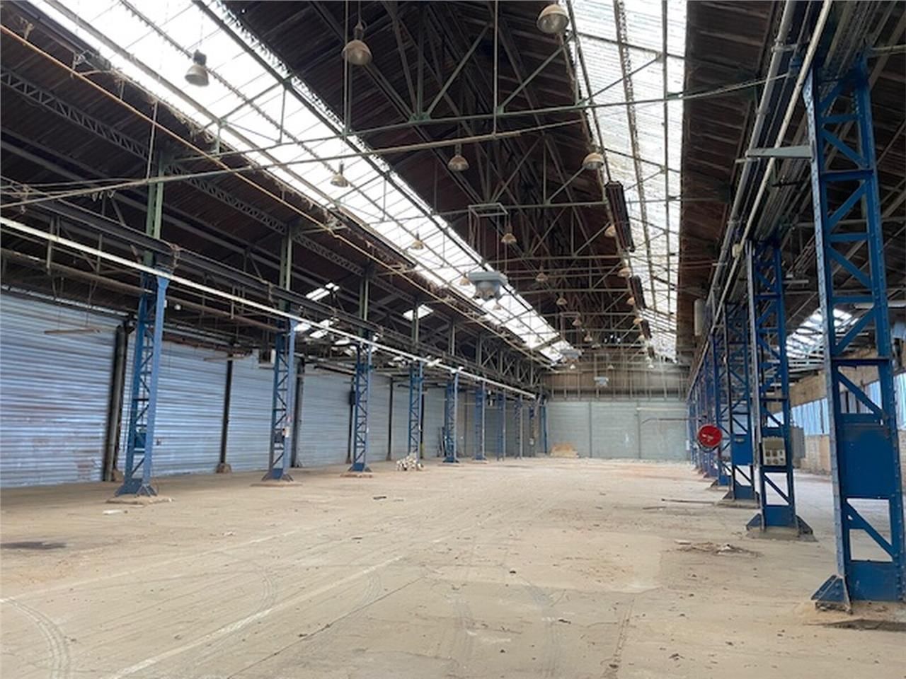 Sur un site clos de grillage, un local d'activité