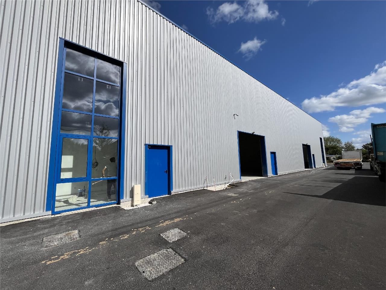 A LOUER 3 CELLULES D'ACTIVITÉ NEUVES DE 285 M2 -