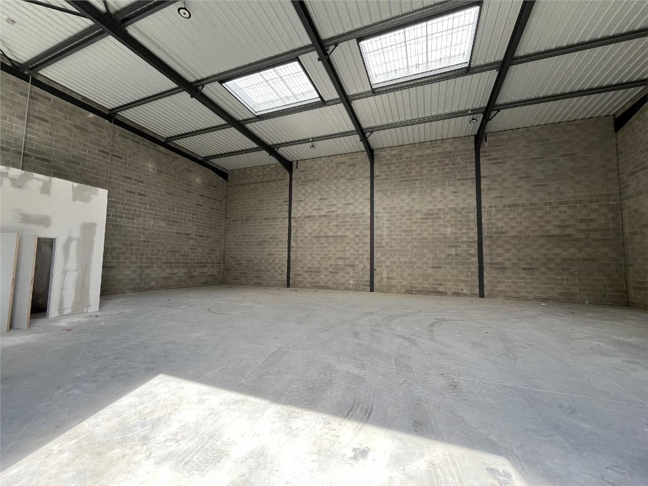 A LOUER CELLULE D'ACTIVITÉ NEUVE DE 285 M2 - PROC