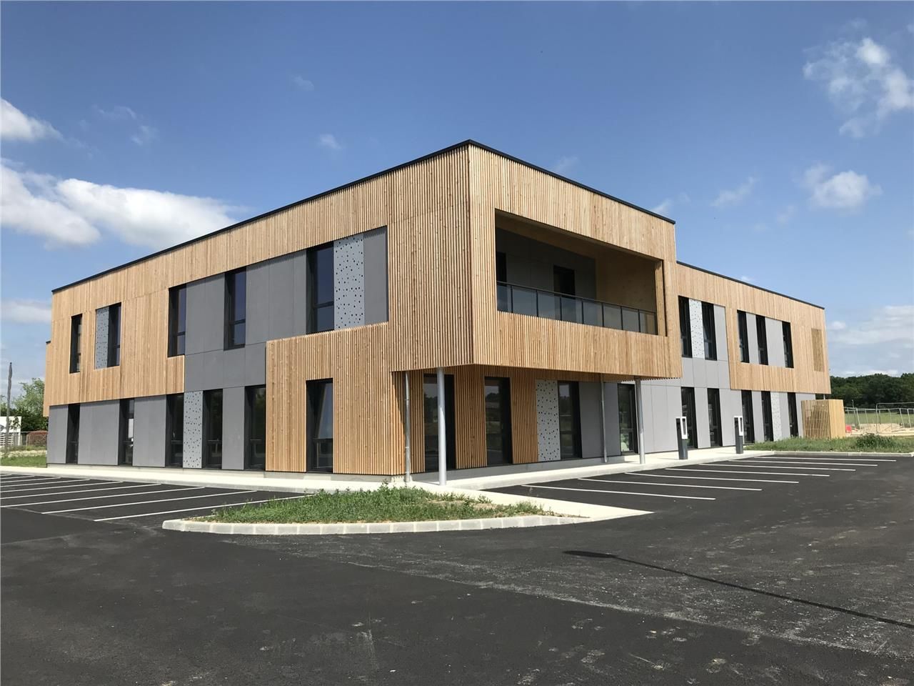 A LOUER - BUREAUX NEUFS 159 M2 - LACROIX SAINT OU