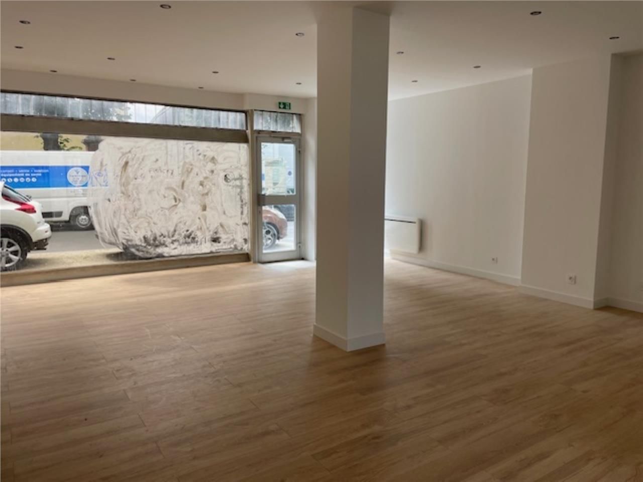 LOCAL COMMERCIAL LUMINEUX - 60 m2 - A LOUER - SOI