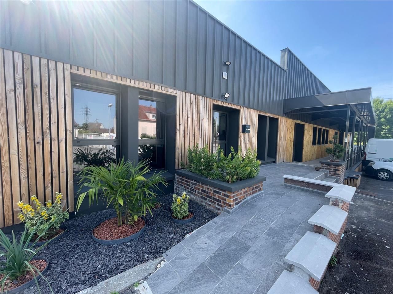 BÂTIMENT INDEPENDANT - A VENDRE - 1000 M2 - SAINT