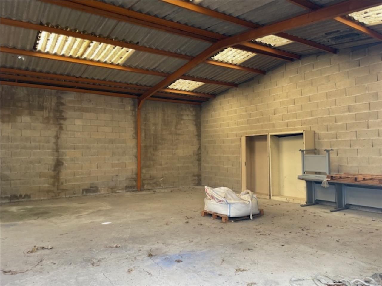 LOCAL de stockage -  200 m2 - A VENDRE - AXE SOIS