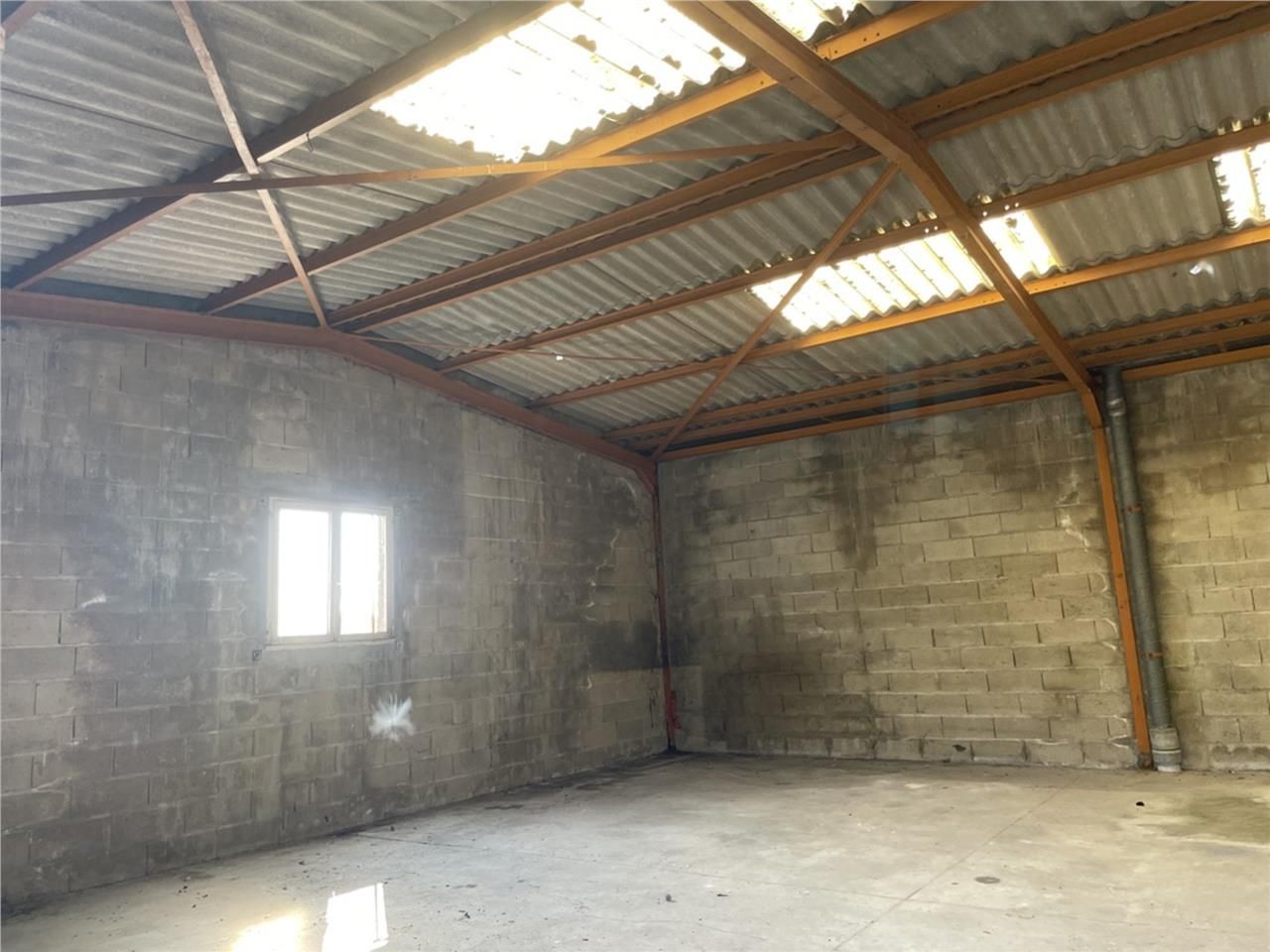 LOCAL de stockage -  200 m2 - A VENDRE - AXE SOIS