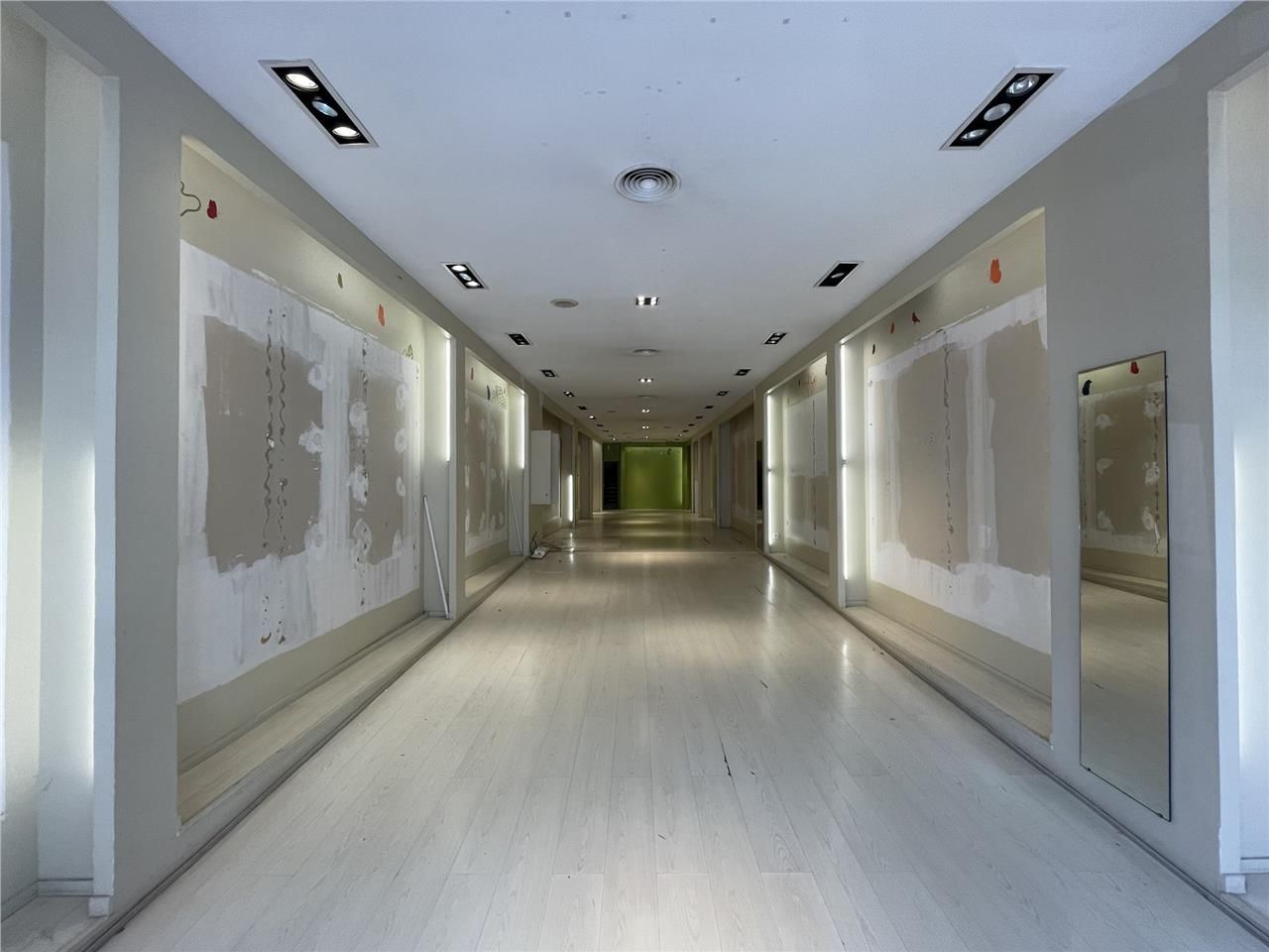 A LOUER - LOCAL COMMERCIAL N° 1 - 106 M2 -  SAINT