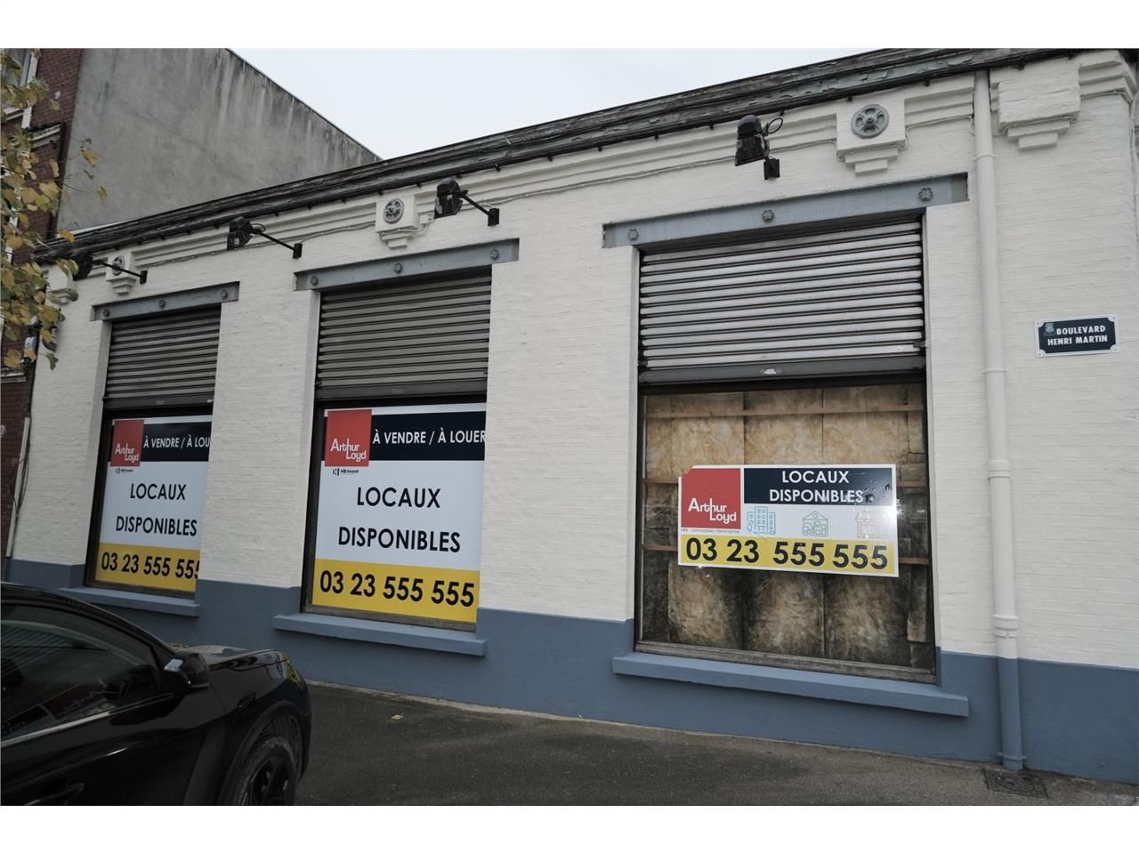 Situé sur un rond-point stratégique offrant une v