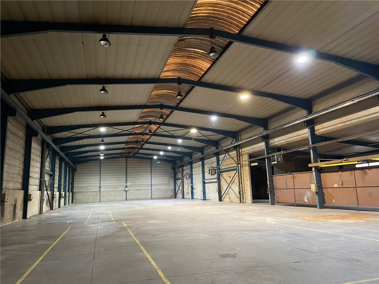 LOCAL D'ACTIVITES - 1946 m2 - A LOUER - A PROXIMI