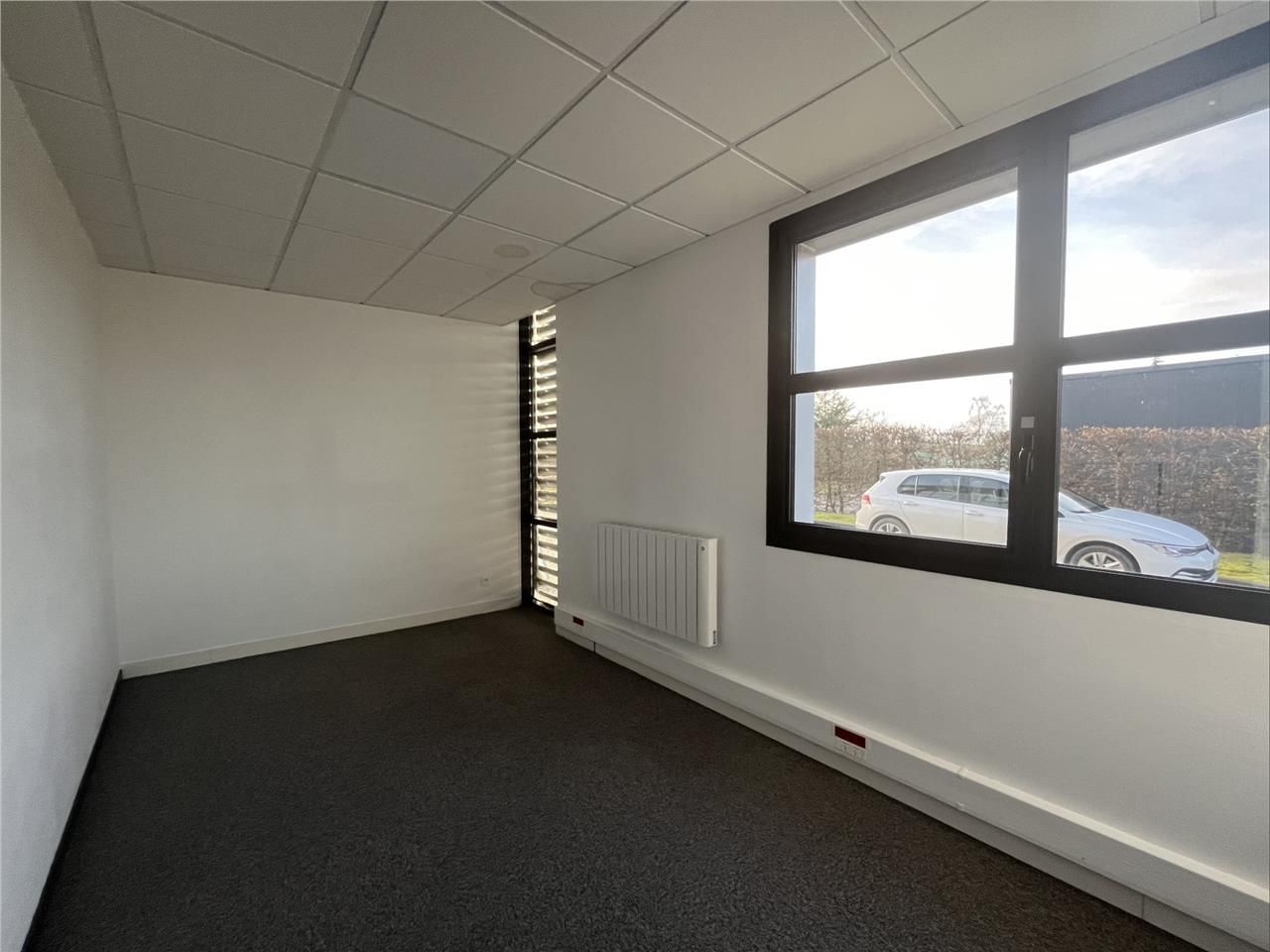 A LOUER - BUREAUX - 86 M2  - SAINT-QUENTIN Situé 