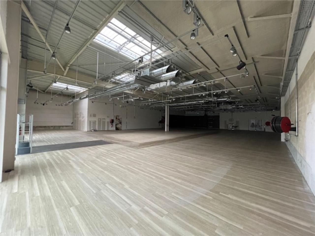 CELLULE COMMERCIALE - 735 m2 - A LOUER - RETAIL P