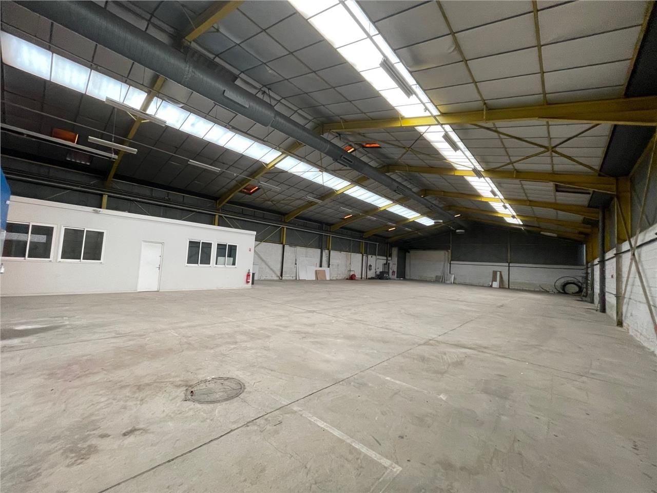 A VENDRE - LOCAUX D'ACTIVITÉ - 1000 M2 - SAINT-QU
