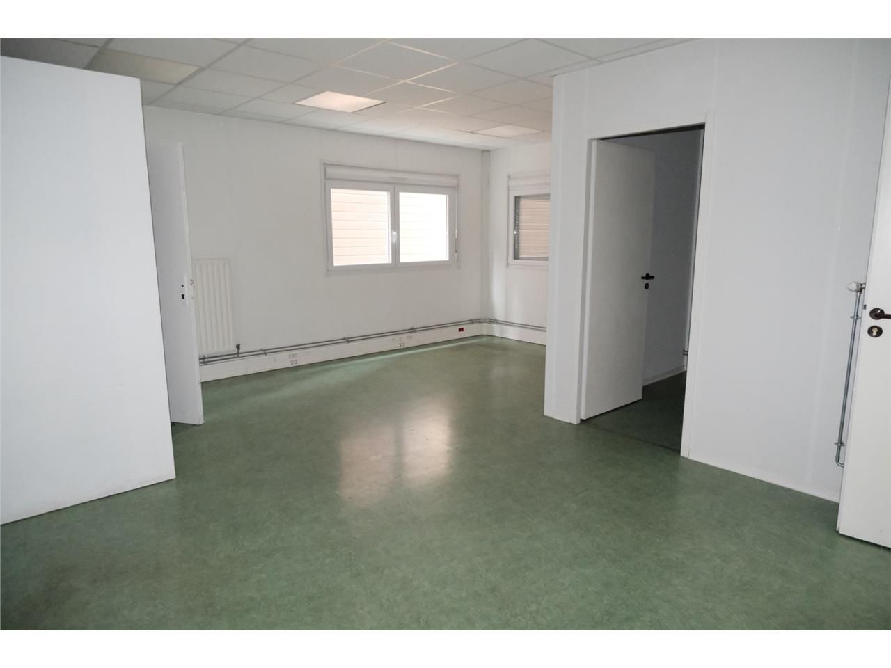 Dans un ensemble immobilier de 622 m²  à moins de