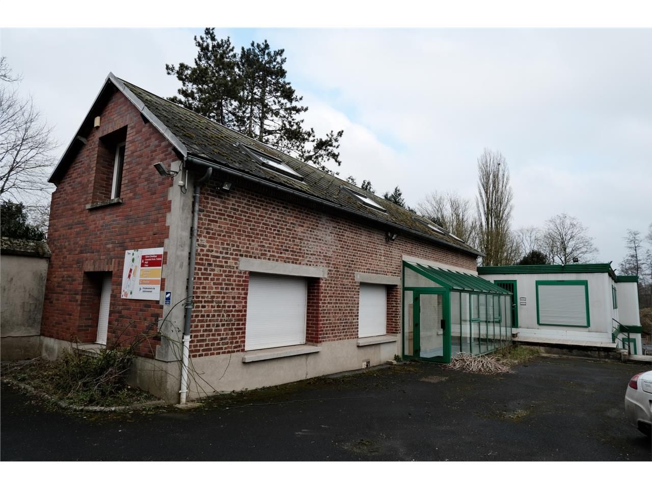 Dans un ensemble immobilier de 622 m²  à moins de