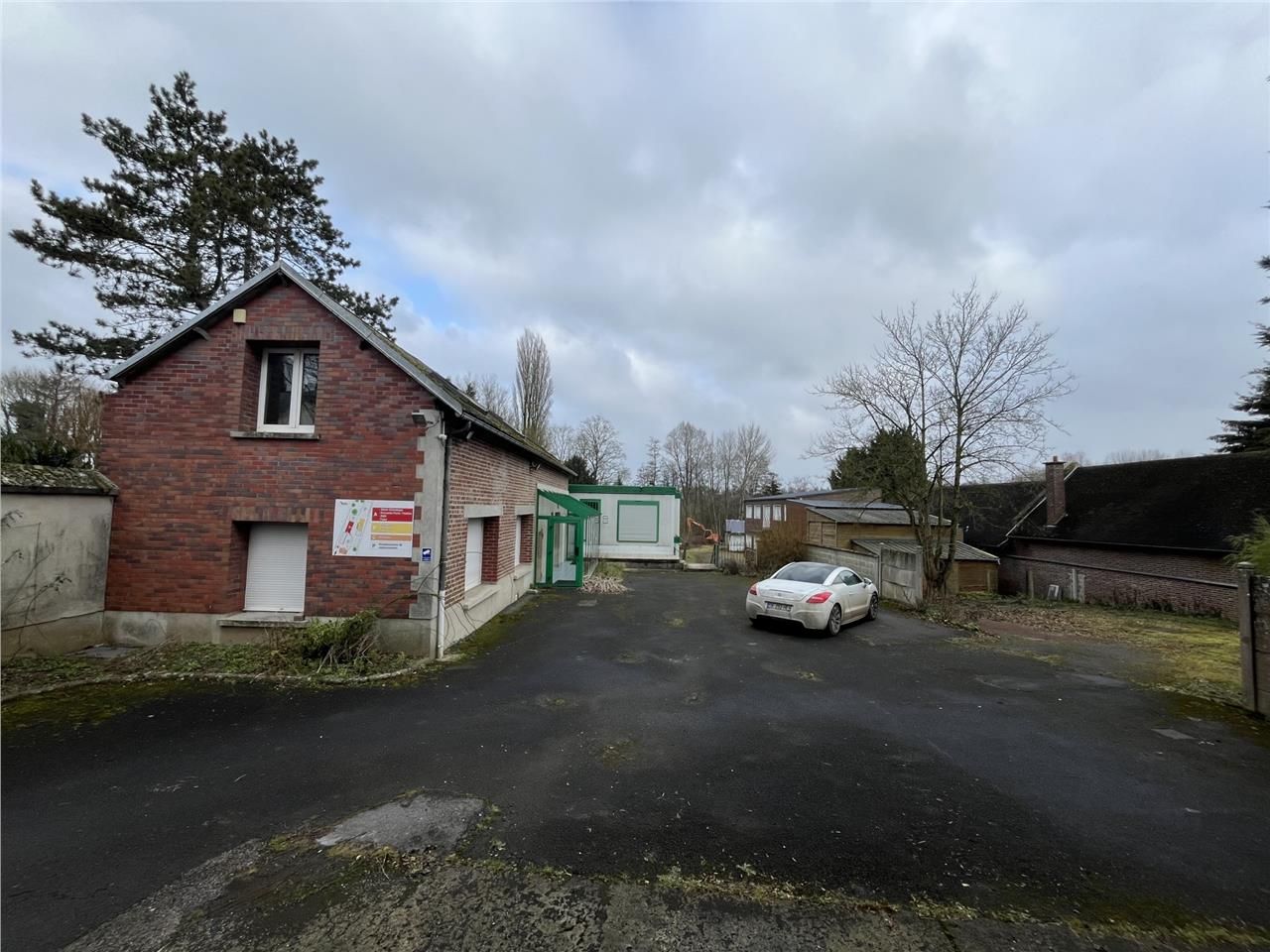 Dans un ensemble immobilier de 622 m²  à moins de