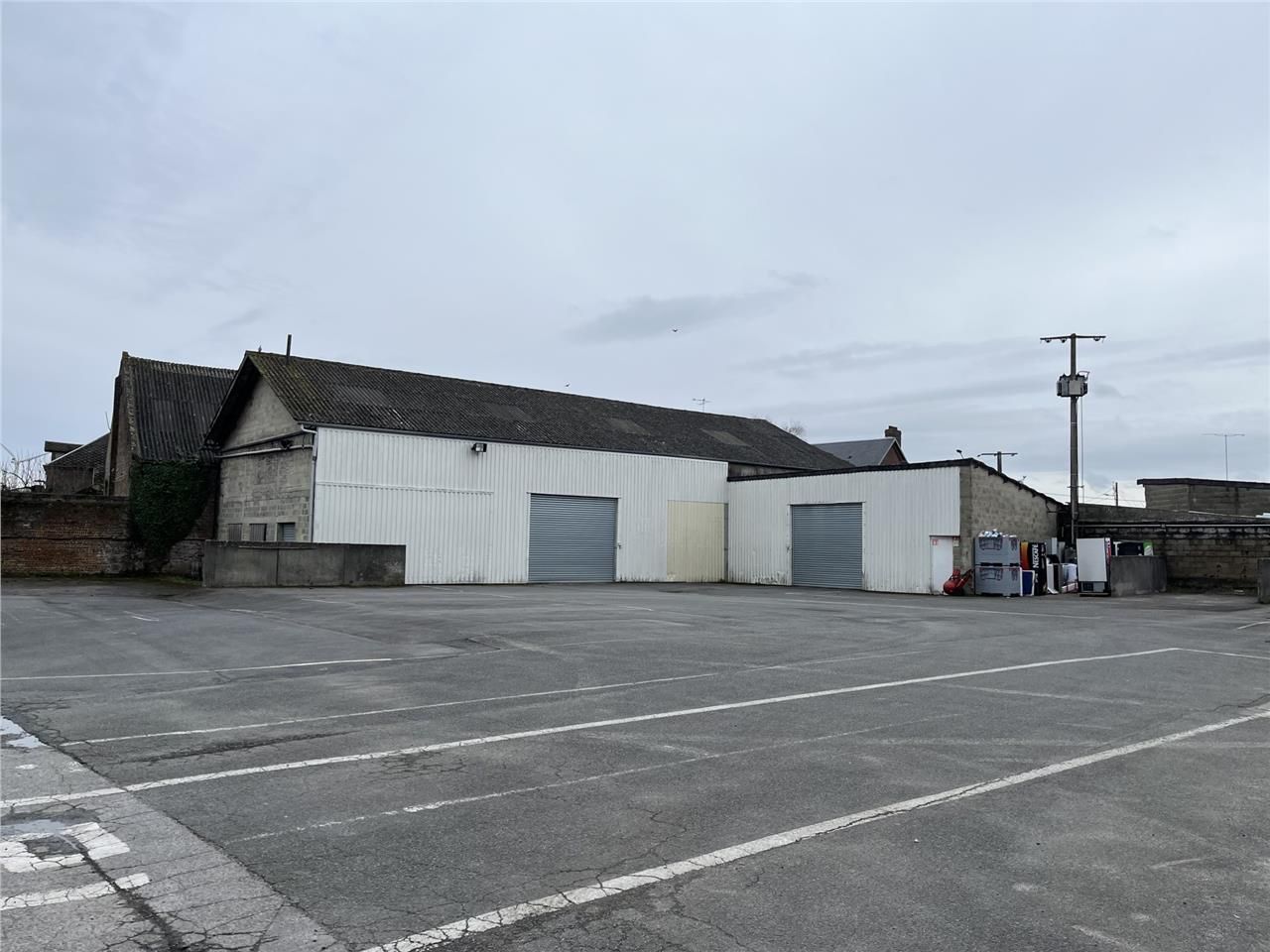 A LOUER - LOCAUX D'ACTIVITÉ/STOCKAGE - 365 M2 - O