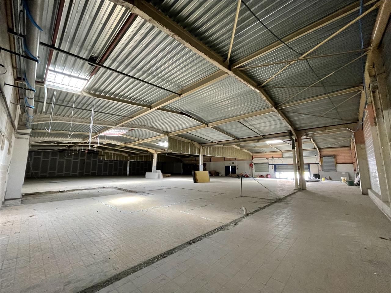 CELLULES COMMERCIALES A LOUER - 893  m2 - SAINT-Q