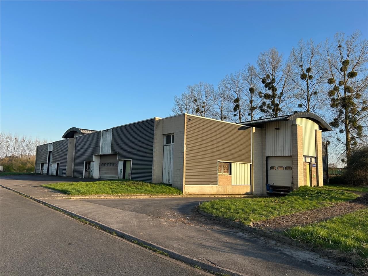 CHARMES 02800 : Beau bâtiment indépendant pour du