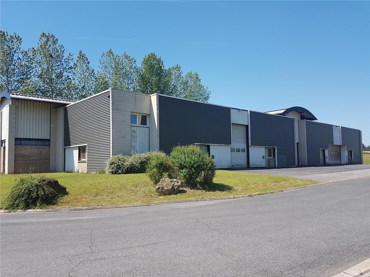 CHARMES 02800 : Beau bâtiment indépendant pour du