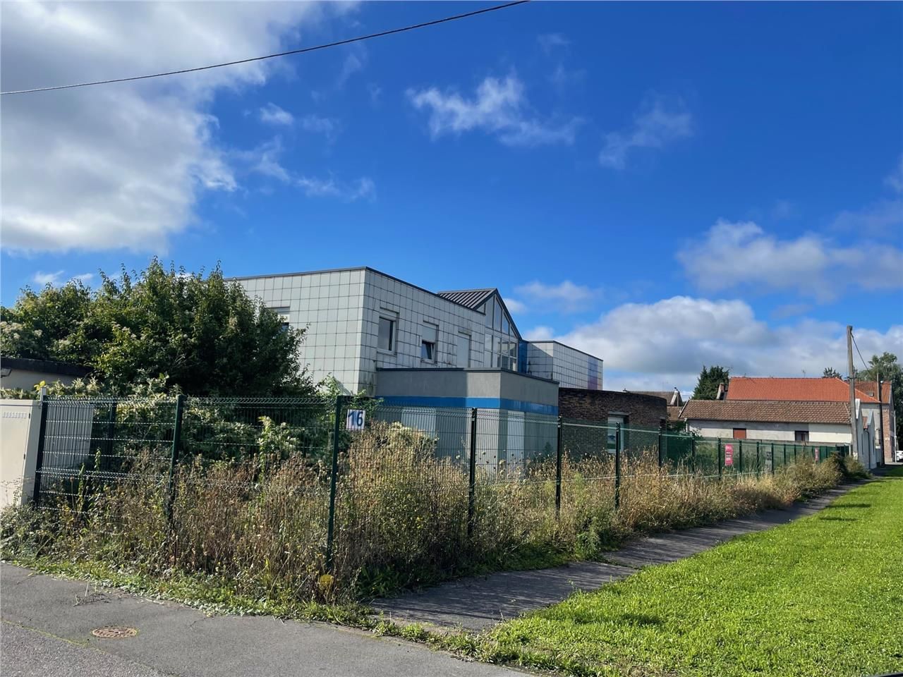 A VENDRE - BUREAUX ET ACTIVITÉ  -  1738 M2  EN PL