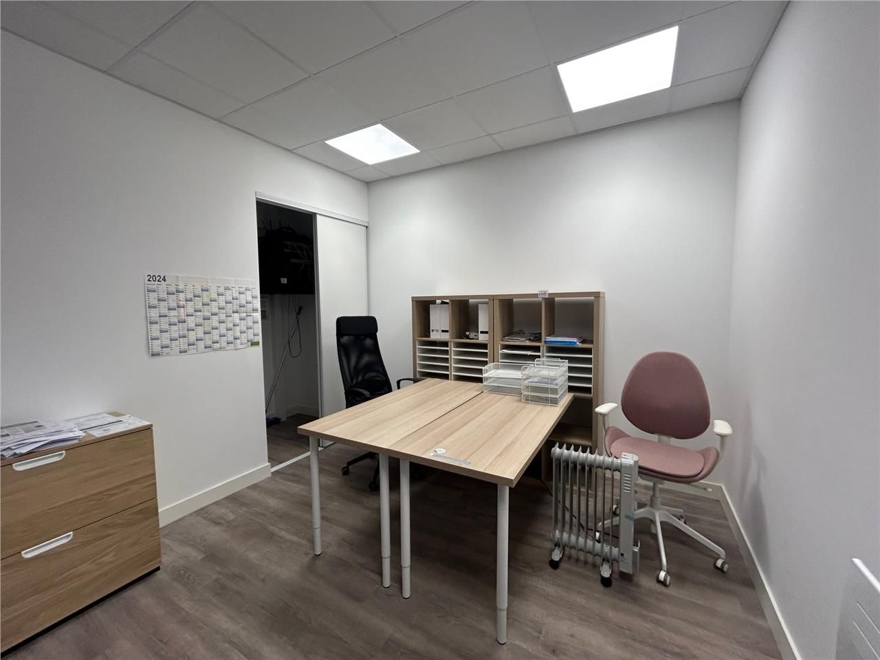 LOCAUX COMMERCIAUX A LOUER - 340 M2 EN RDC & SS -