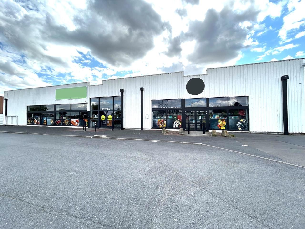 LOCAUX COMMERCIAUX - A  VENDRE- 1504 M2 - SAINT-Q