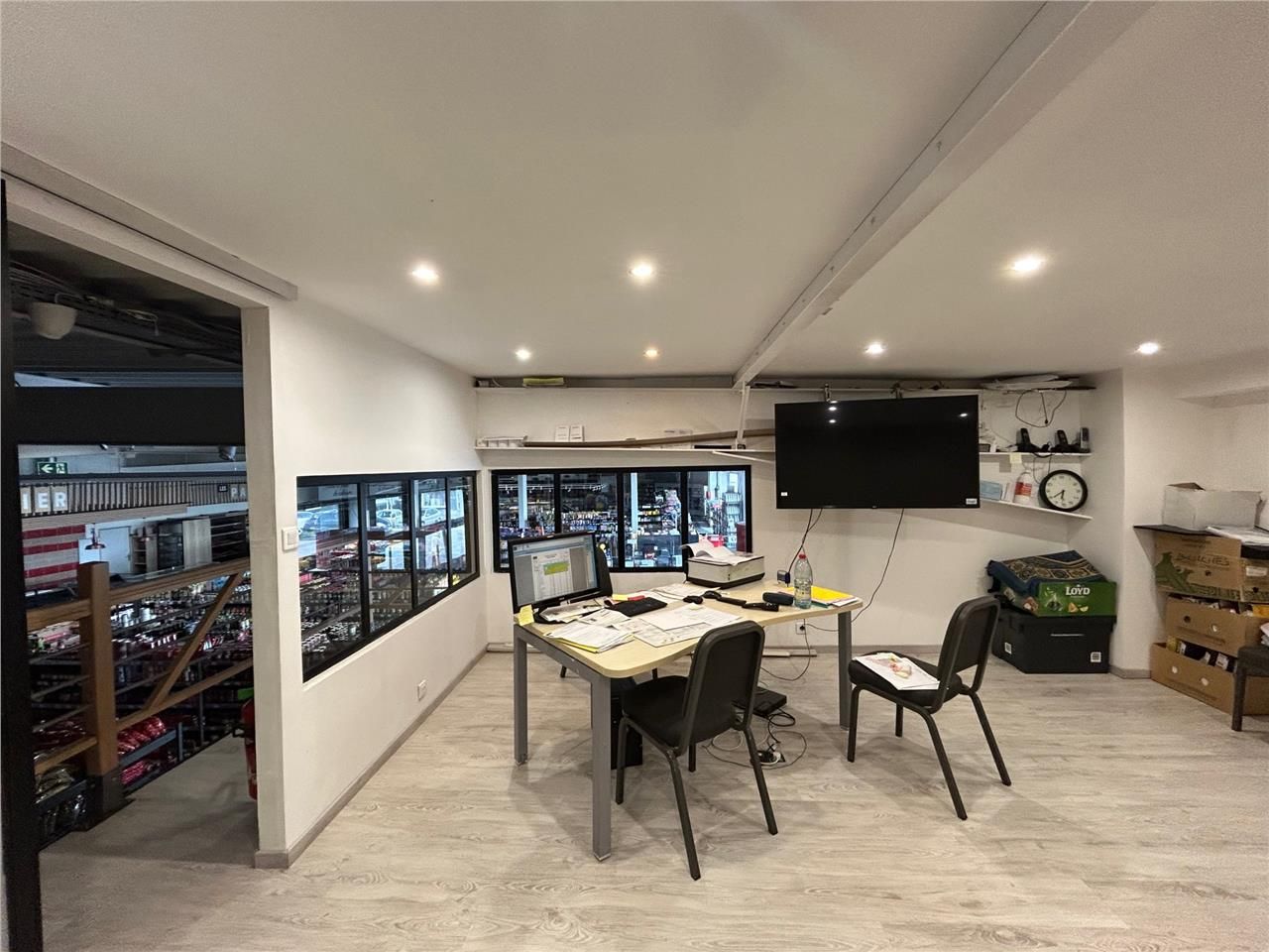 LOCAUX COMMERCIAUX - A  VENDRE- 1504 M2 - SAINT-Q