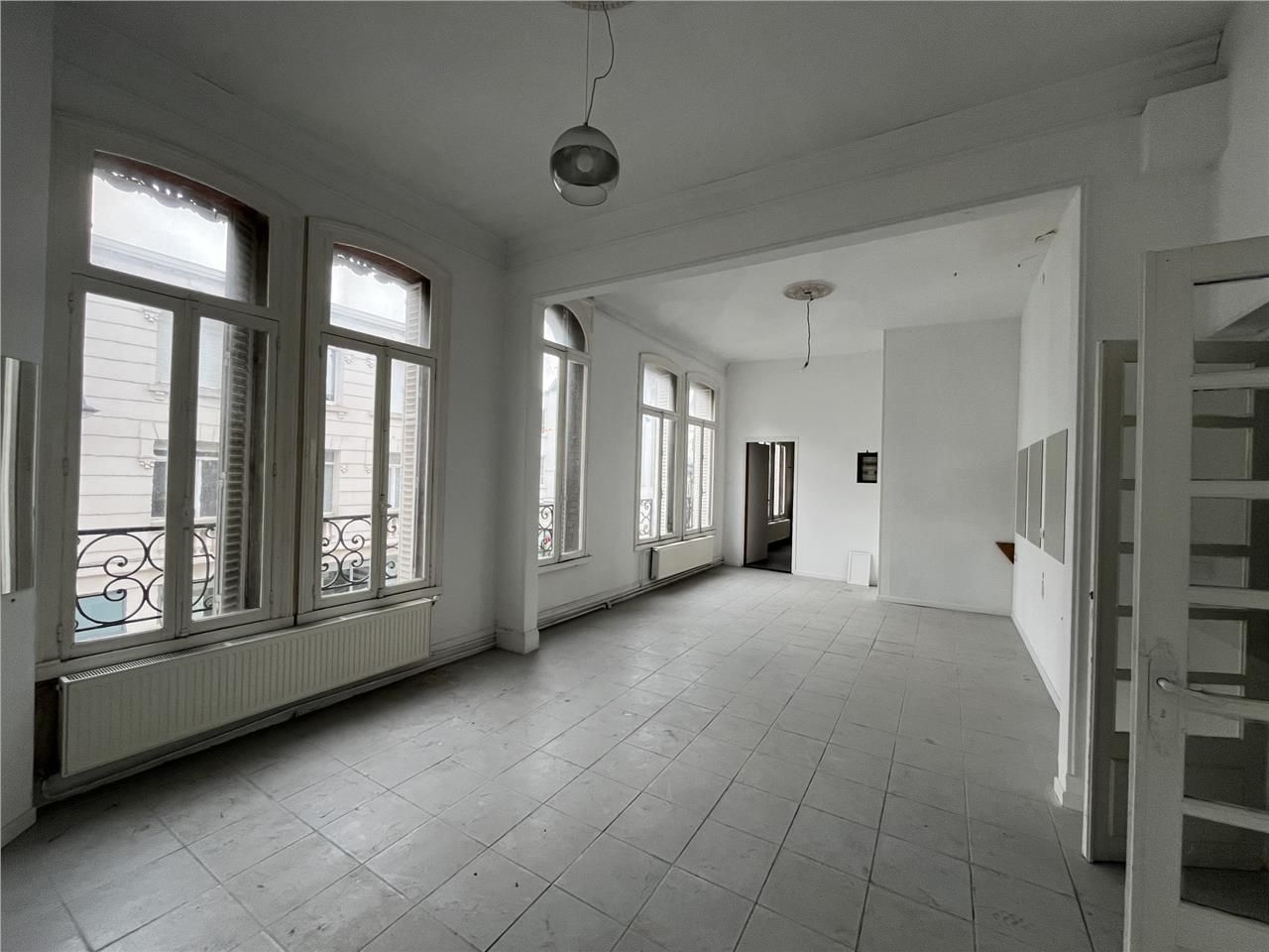 A LOUER - IMMEUBLE DE BUREAUX - 140 M2 - SAINT-QU