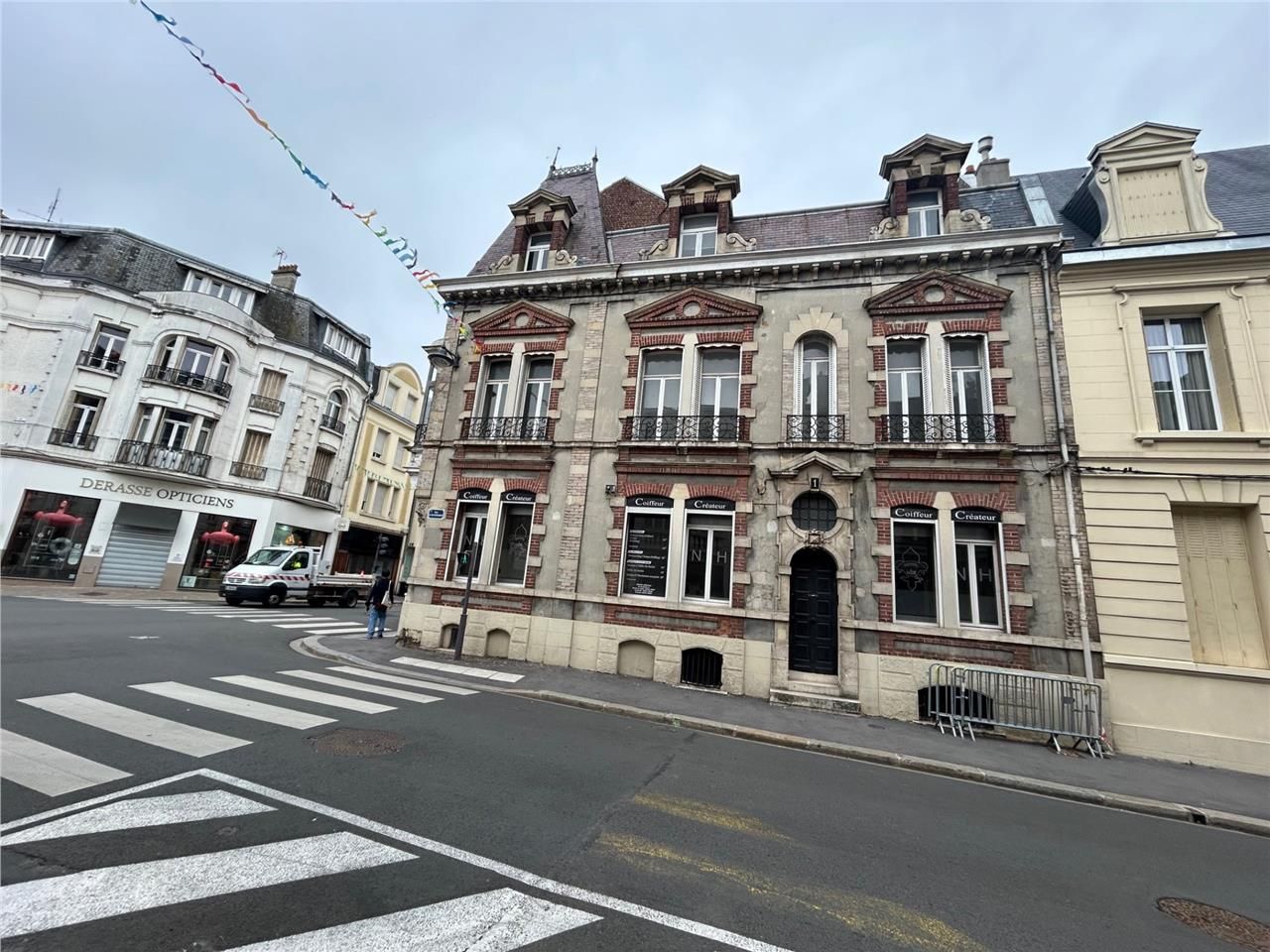 A LOUER - IMMEUBLE DE BUREAUX - 140 M2 - SAINT-QU