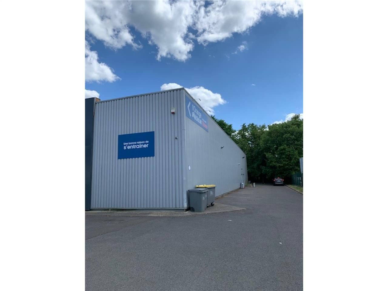 Situé en zone commerciale, ARTHUR LOYD vous propo