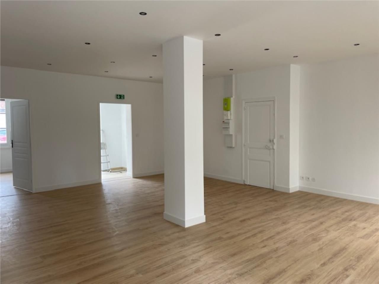 LOCAL COMMERCIAL LUMINEUX - 60 m2 - A LOUER - SOI