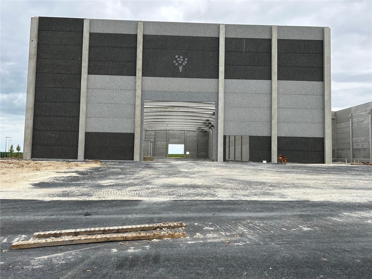 A LOUER - LOCAUX D'ACTIVITÉS - 8400 M2 - LAON Sit